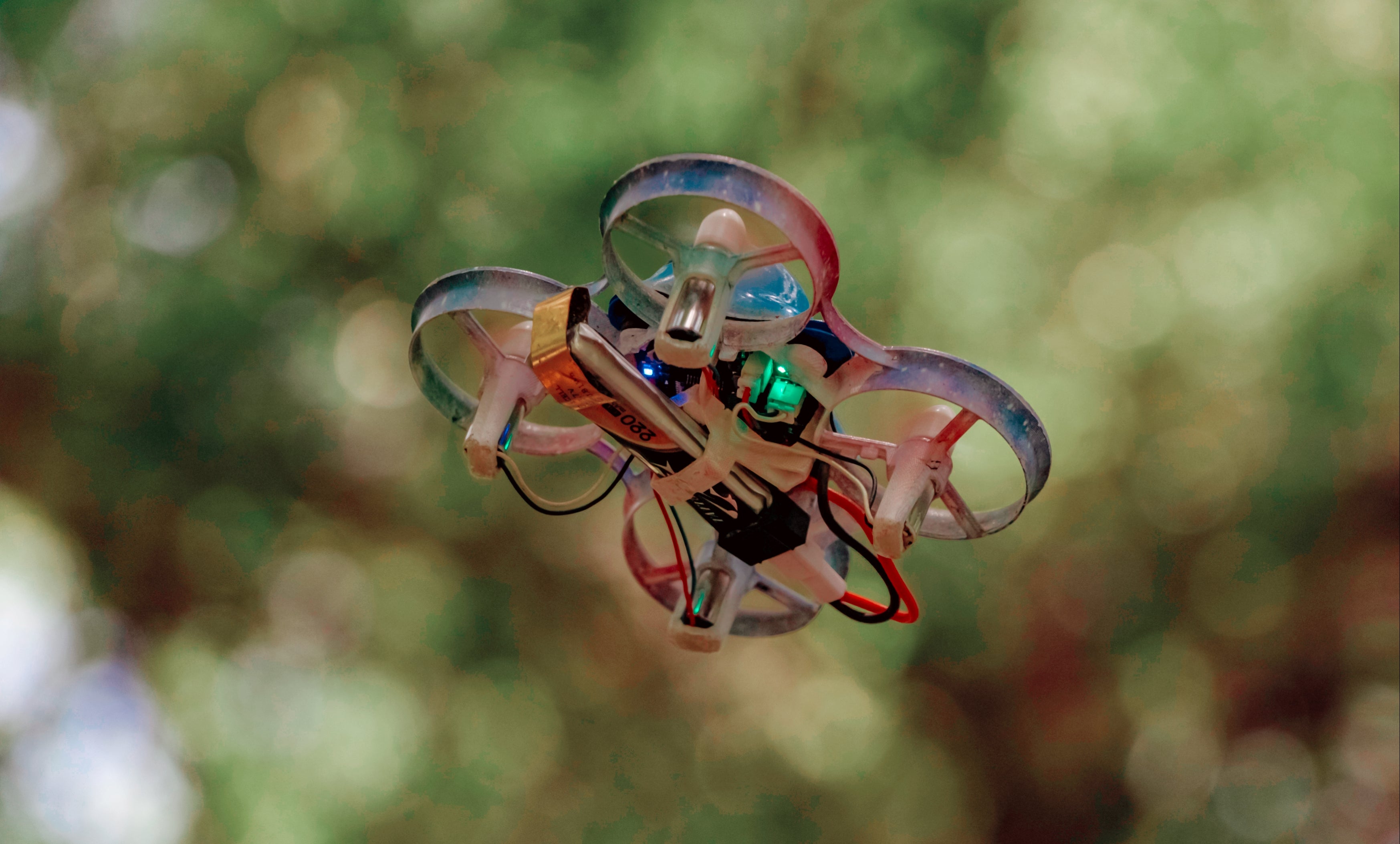 Initiation au pilotage de mini drones racer inoffensifs