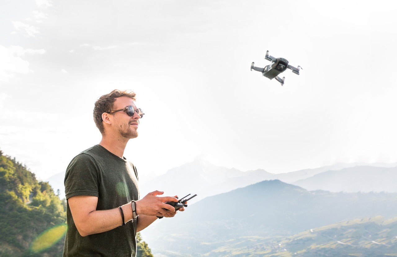 Initiation au pilotage de mini drones racer inoffensifs